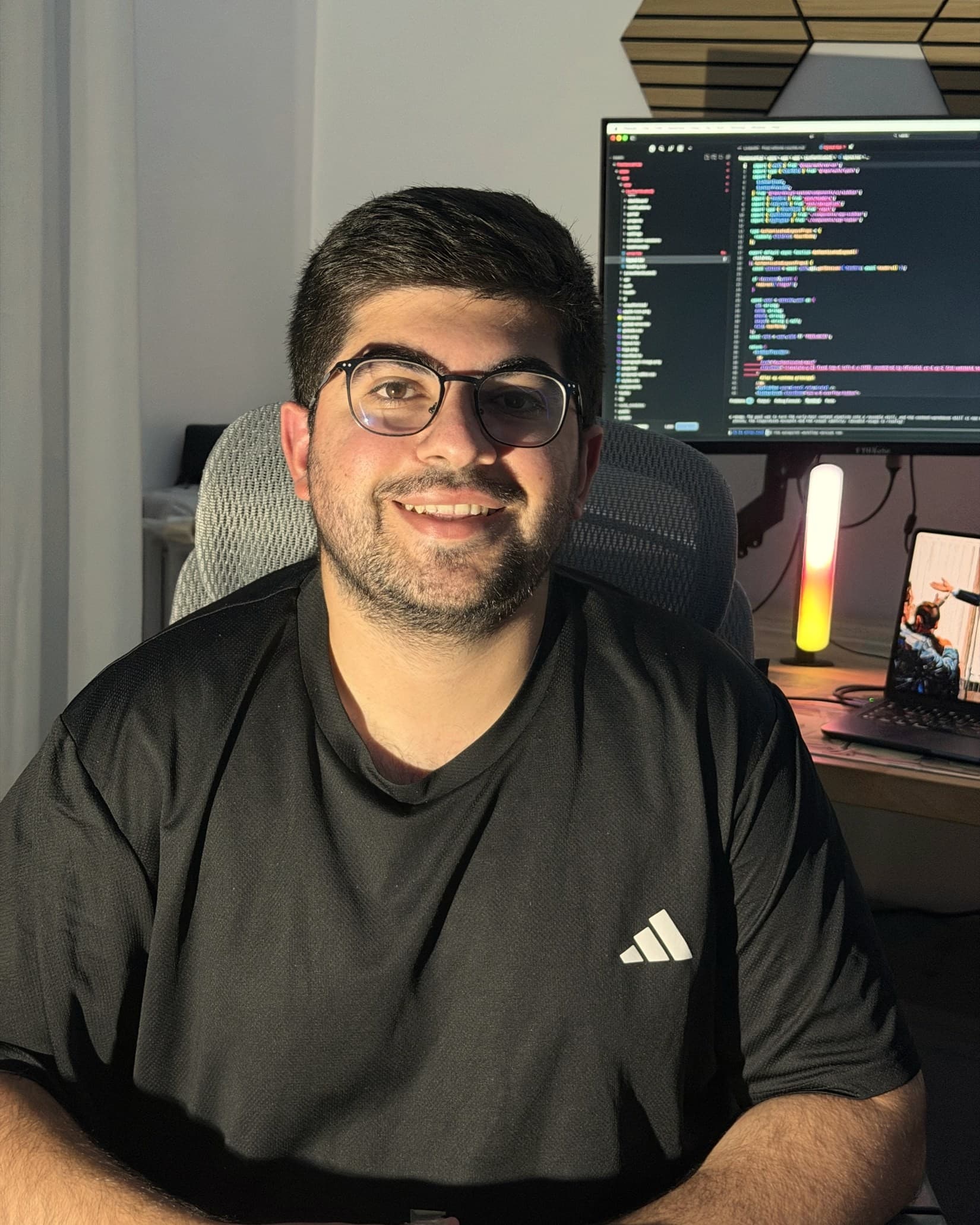 Rabie, fondateur de Devodev, à son bureau